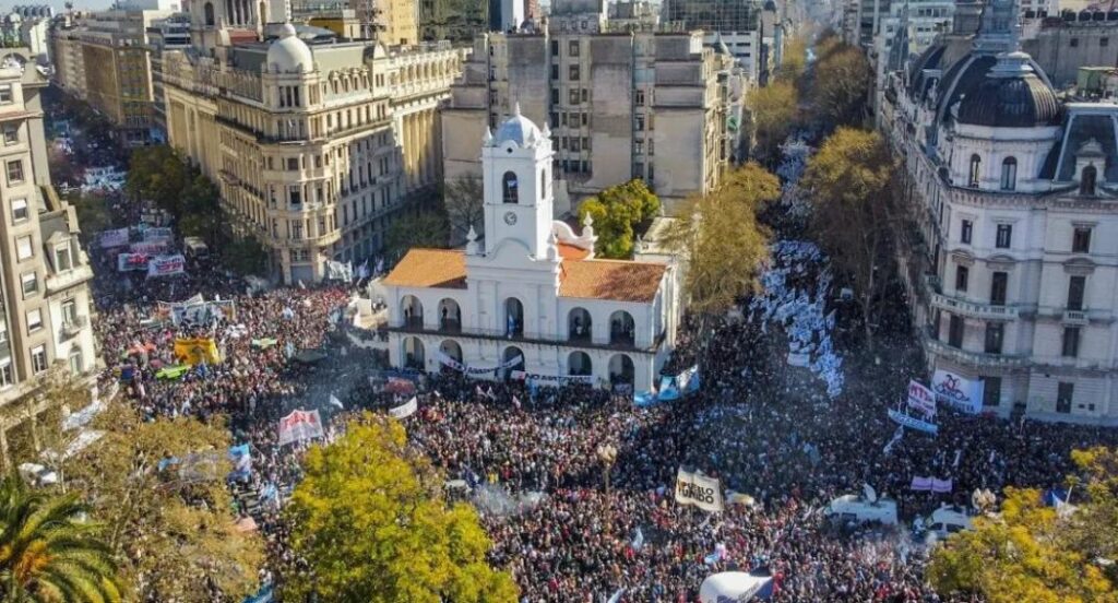 Reino Unido y Chile en elecciones y masivo apoyo a CFK frente a atentado