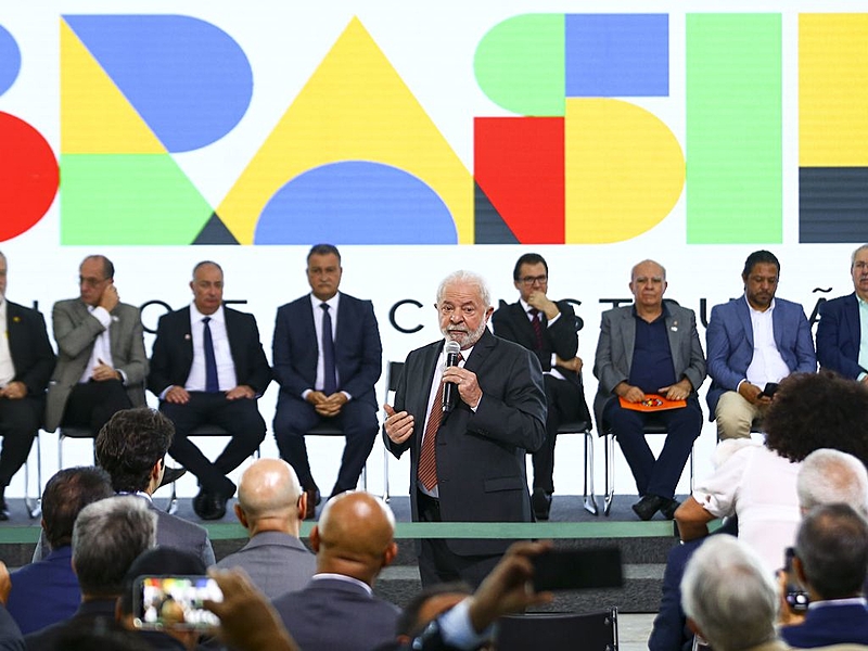 Lula crea grupo para discutir valorización del salario mínimo y quiere regular apps